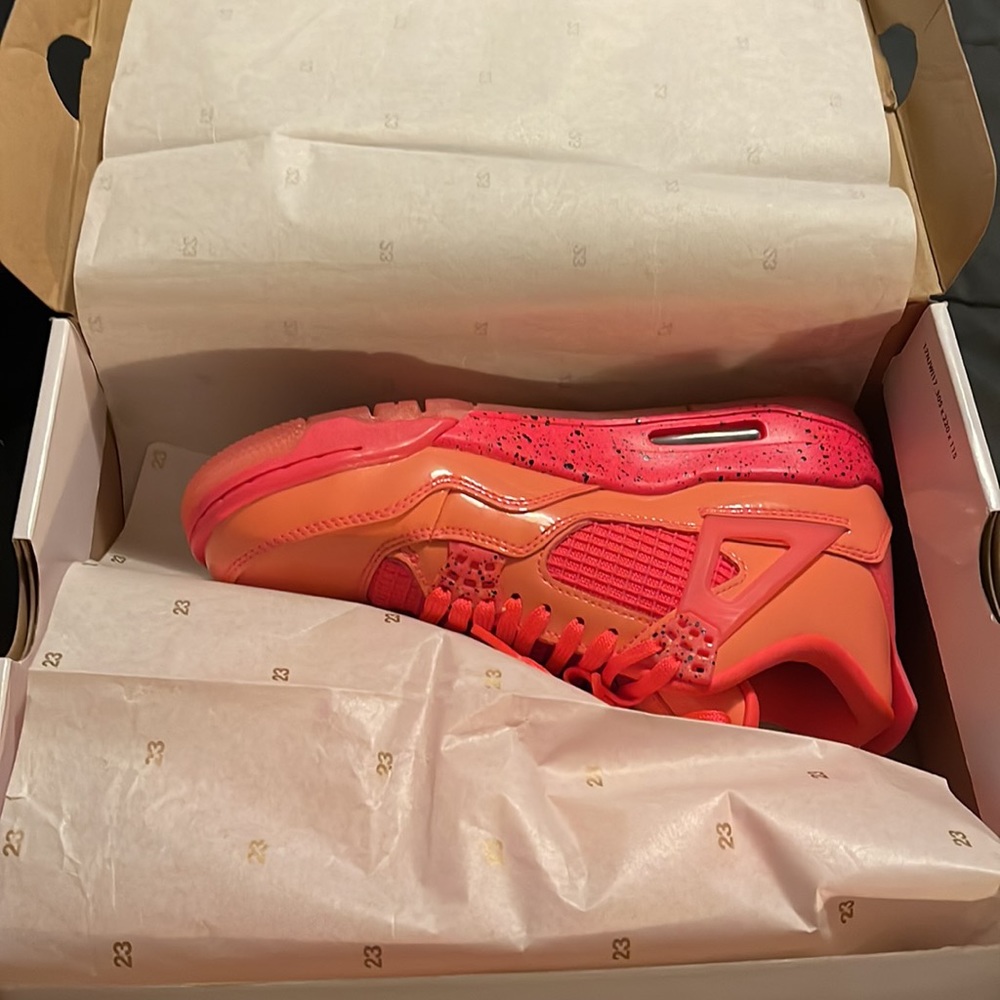 Woman’s Air Jordan 4 Retro NRG size 7